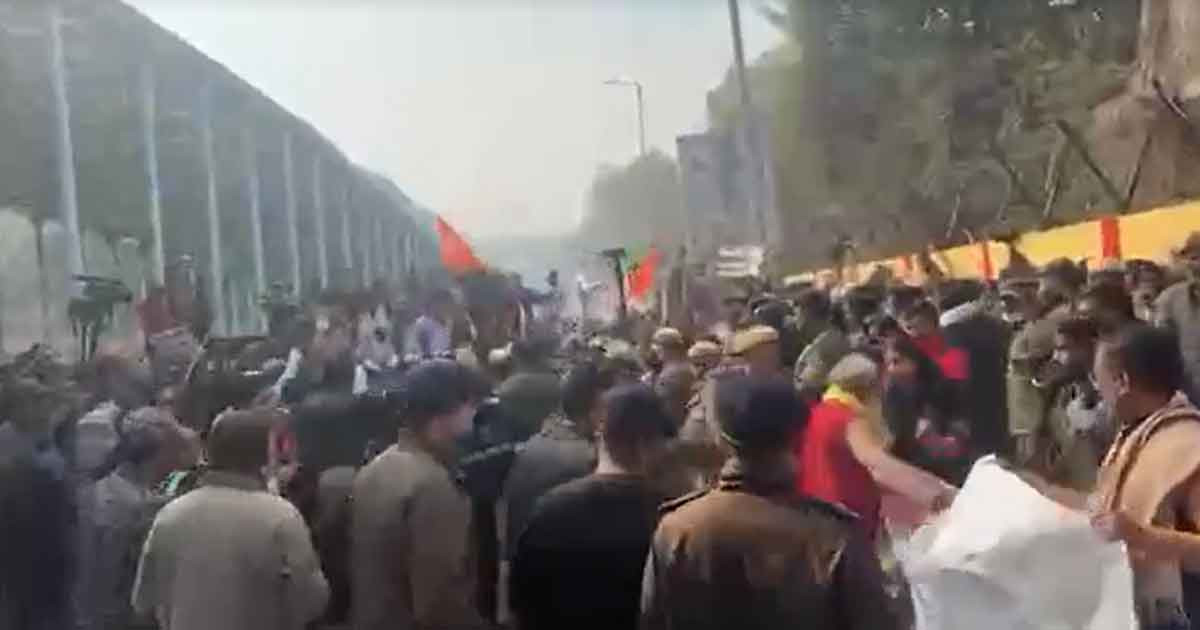 দিল্লিতে বাংলাদেশ হাইকমিশনের সামনে বিক্ষোভ, ব্যারিকেড ভেঙে ভেতরে ঢোকার চেষ্টা