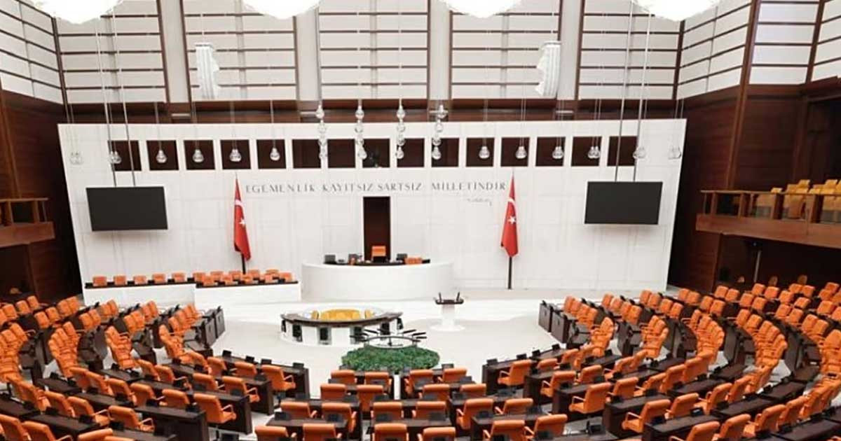 বাজেট বিতর্কে ১০ মিনিট ধরে তুরস্কের সংসদে হাতাহাতি