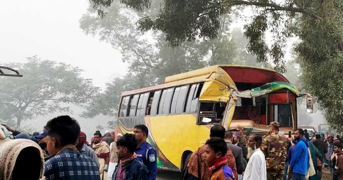 ঘন কুয়াশায় ময়মনসিংহে দুই বাসের মুখোমুখি সংঘর্ষে আহত ১১