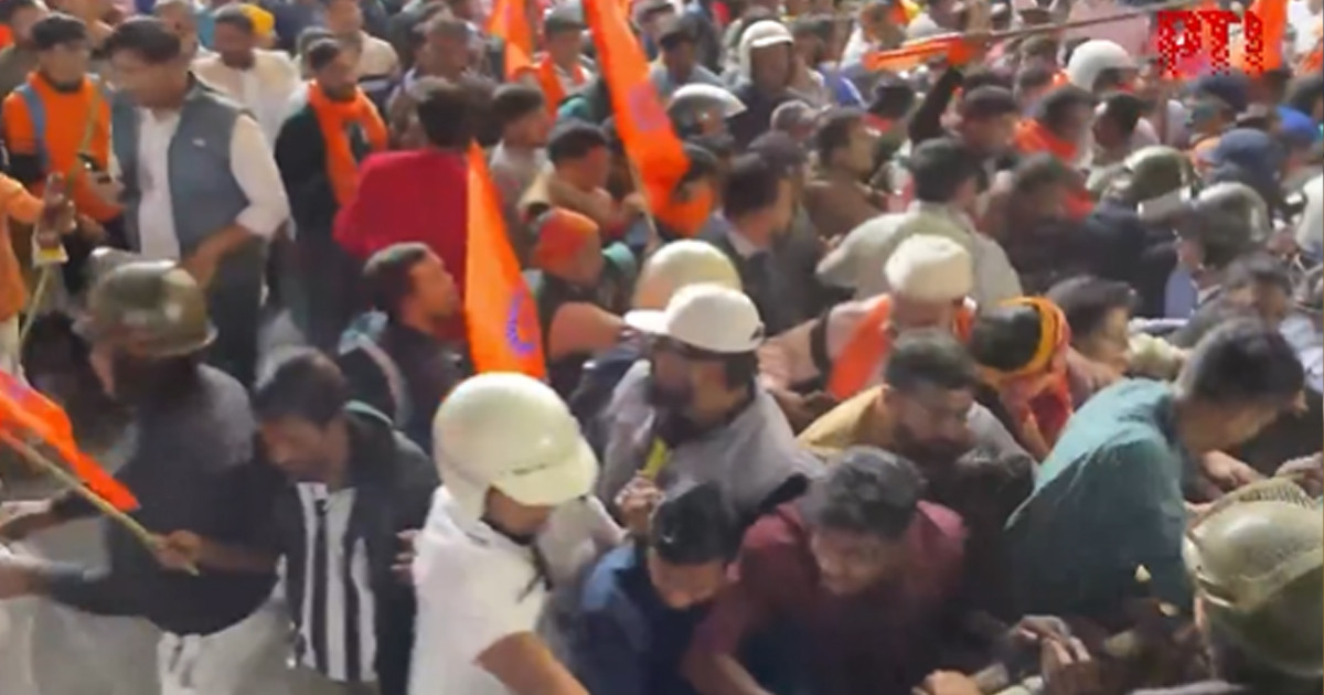 এবার কলকাতায় ব্যারিকেড ভেঙে বাংলাদেশ উপহাইকমিশনে প্রবেশের চেষ্টা