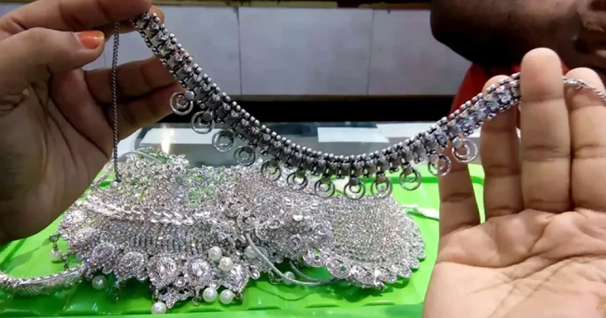 একদিনের ব্যবধানে ফের বাড়ল রুপার দাম, ভরি কত?