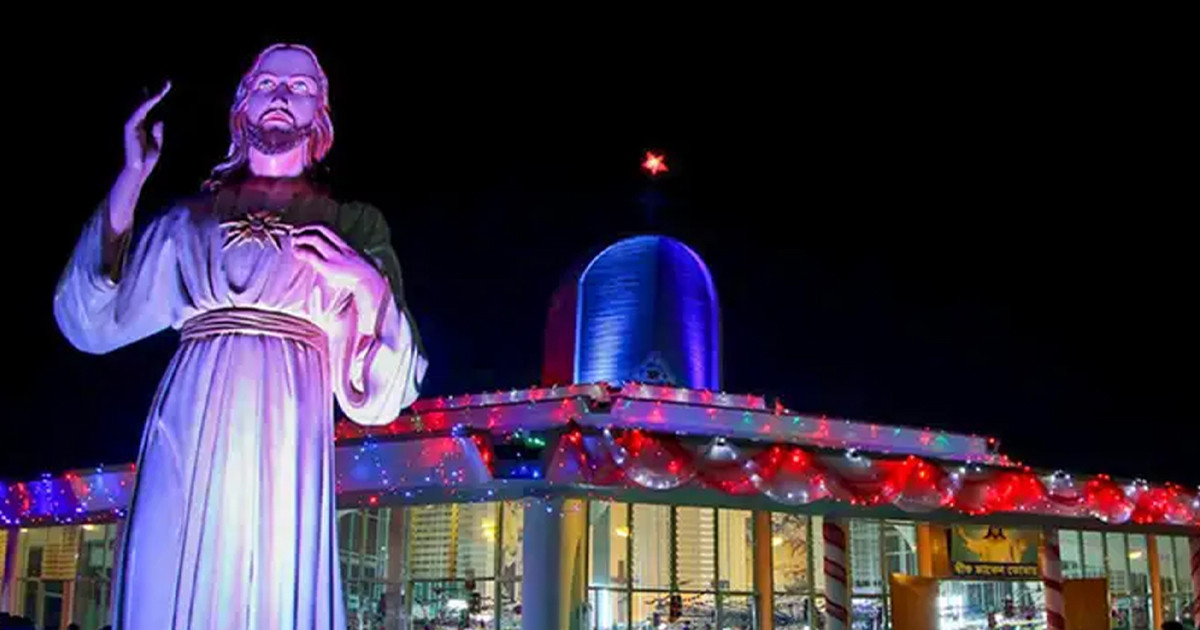 বর্ণিল সাজে বড়দিনের অপেক্ষায় গির্জা ও শহর