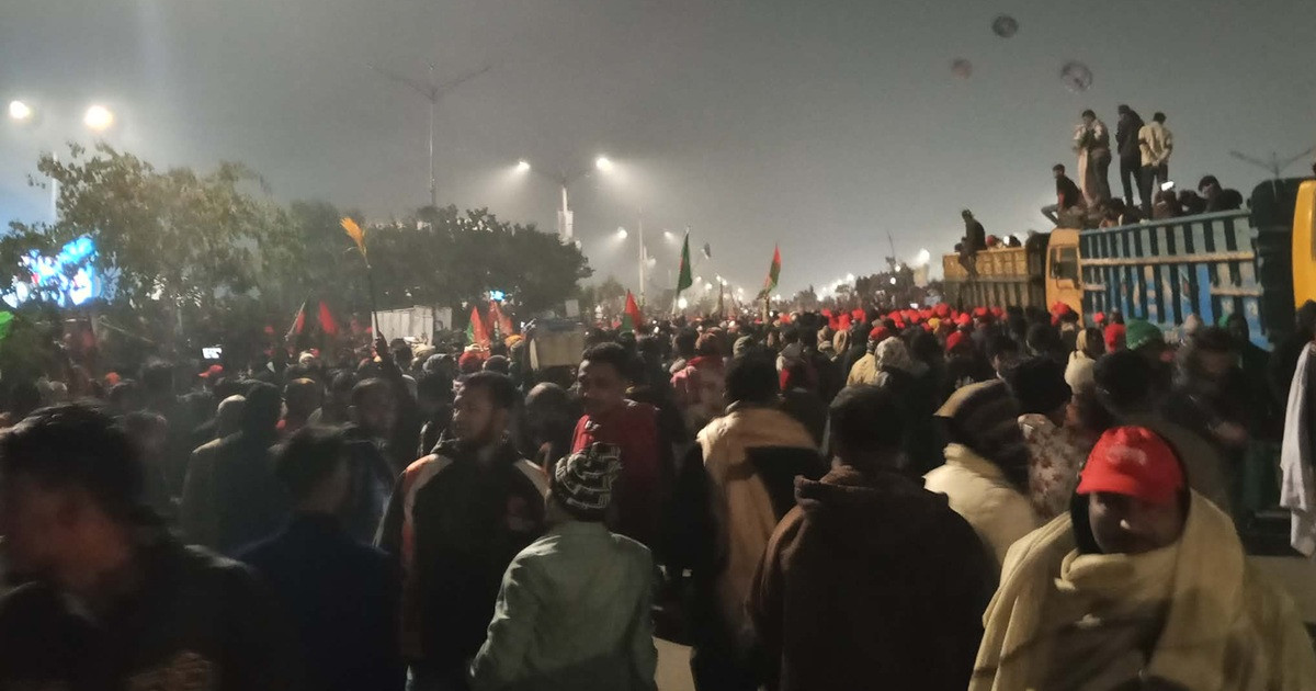 ‘লিডার আসছে’ স্লোগানে মুখর ৩০০ ফিট এলাকা