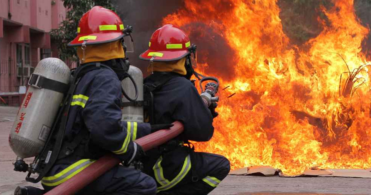 রাজধানীতে আবাসিক ভবনে আগুন