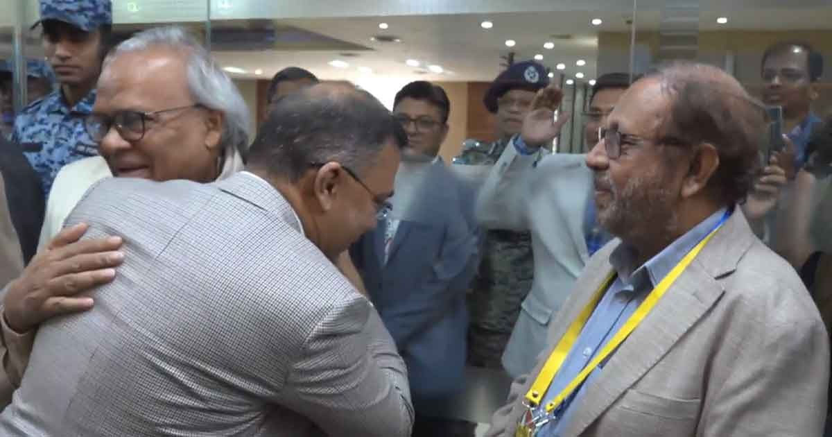 বিমানবন্দরে তারেক রহমানকে স্বাগত জানালেন বিএনপি নেতাকর্মীরা