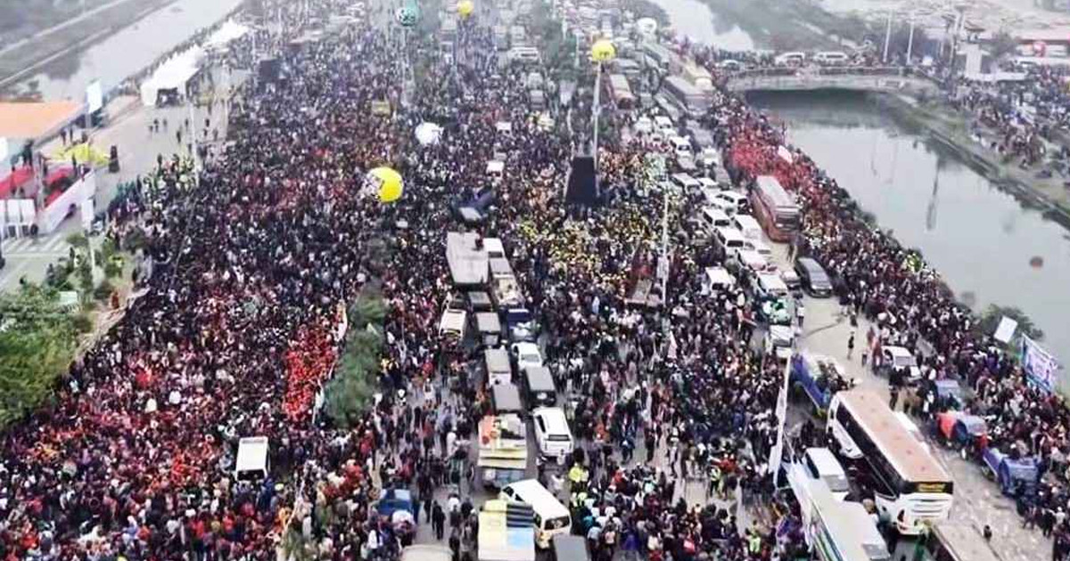 ৩০০ ফিট সড়কে যেন মিশেছে সব পথ
