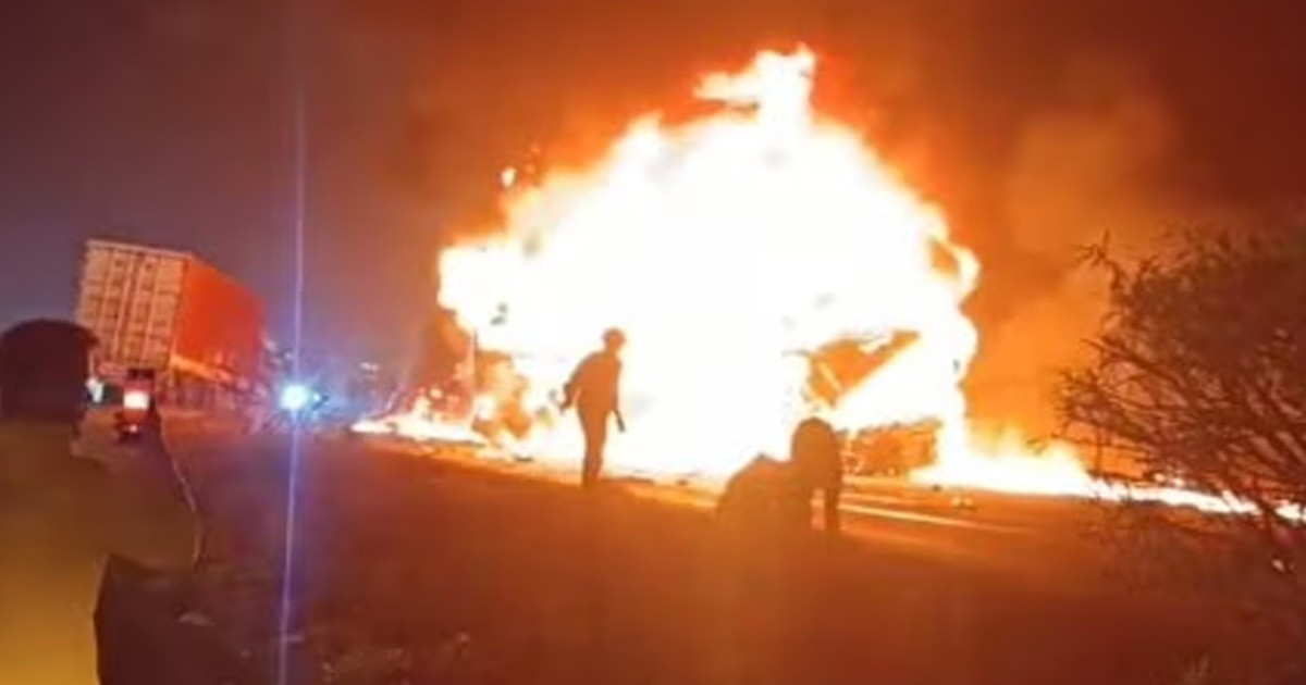 কর্ণাটকে ট্রাকের ধাক্কায় বাসে আগুন, নিহত ১০