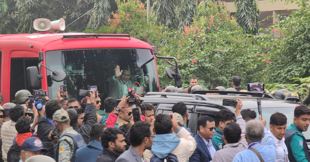 পথের দু’ধারে জনস্রোত, হাত নেড়ে অভিবাদন জানাচ্ছেন তারেক রহমান