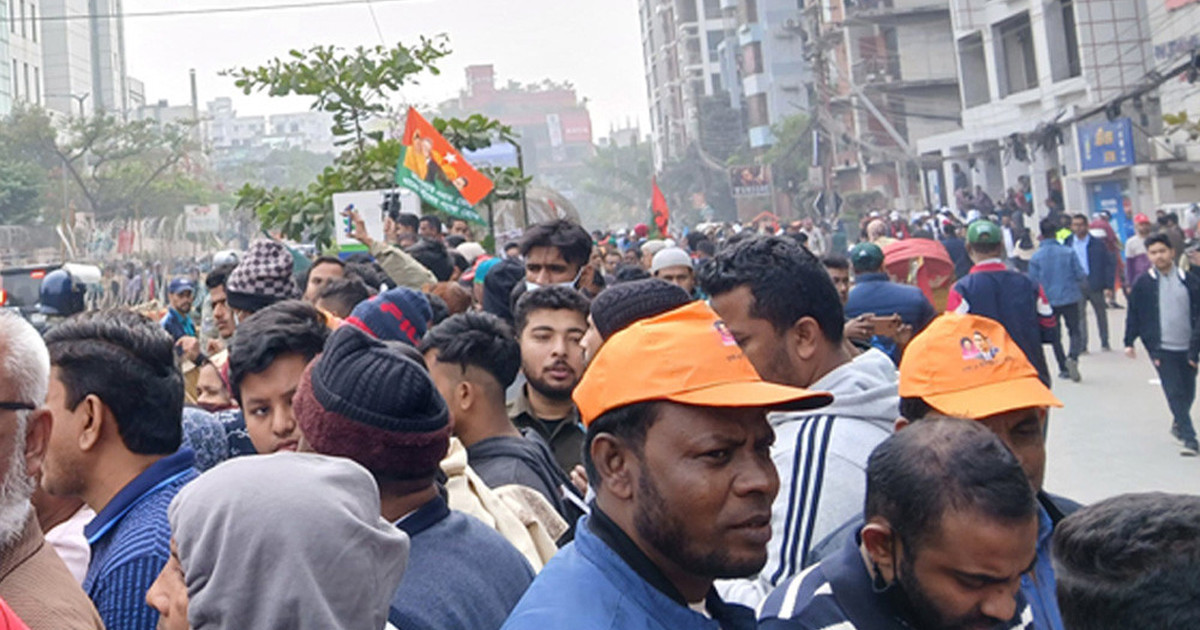 এভারকেয়ারের সামনে ভিড় বাড়ছে নেতাকর্মীদের, নিরাপত্তা জোরদার