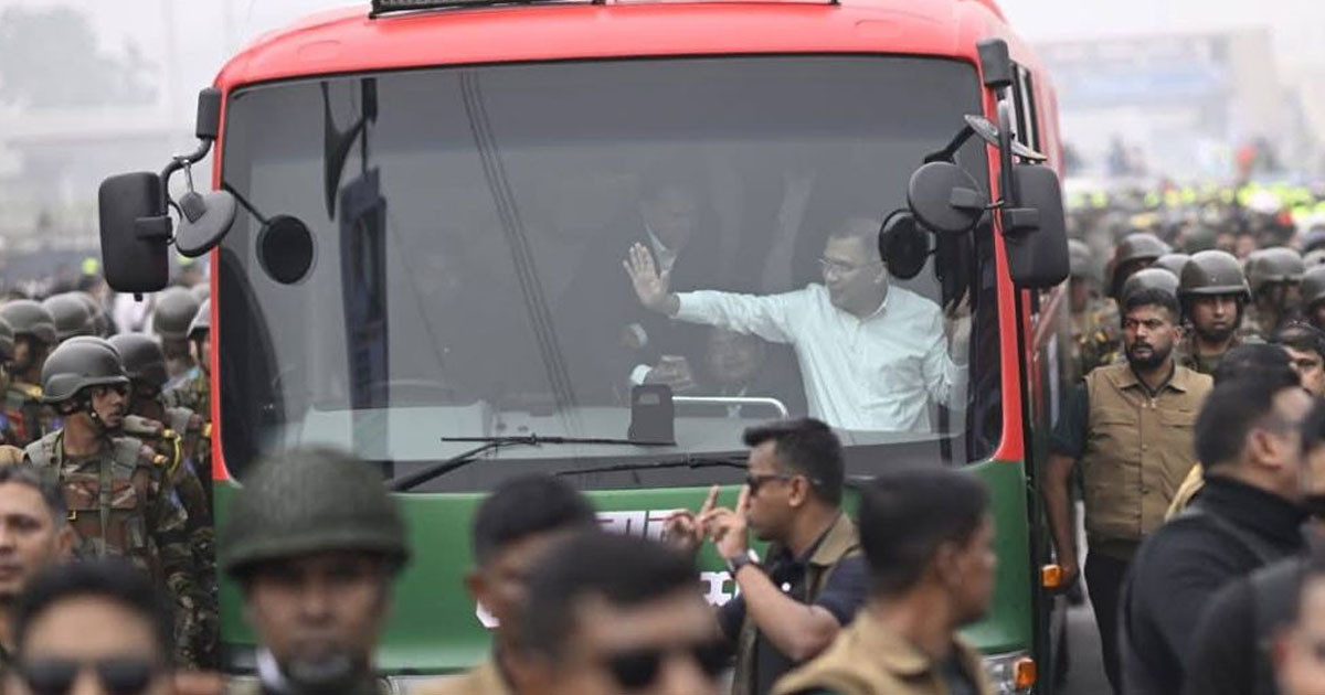 মাকে দেখতে এভারকেয়ারের পথে তারেক রহমান
