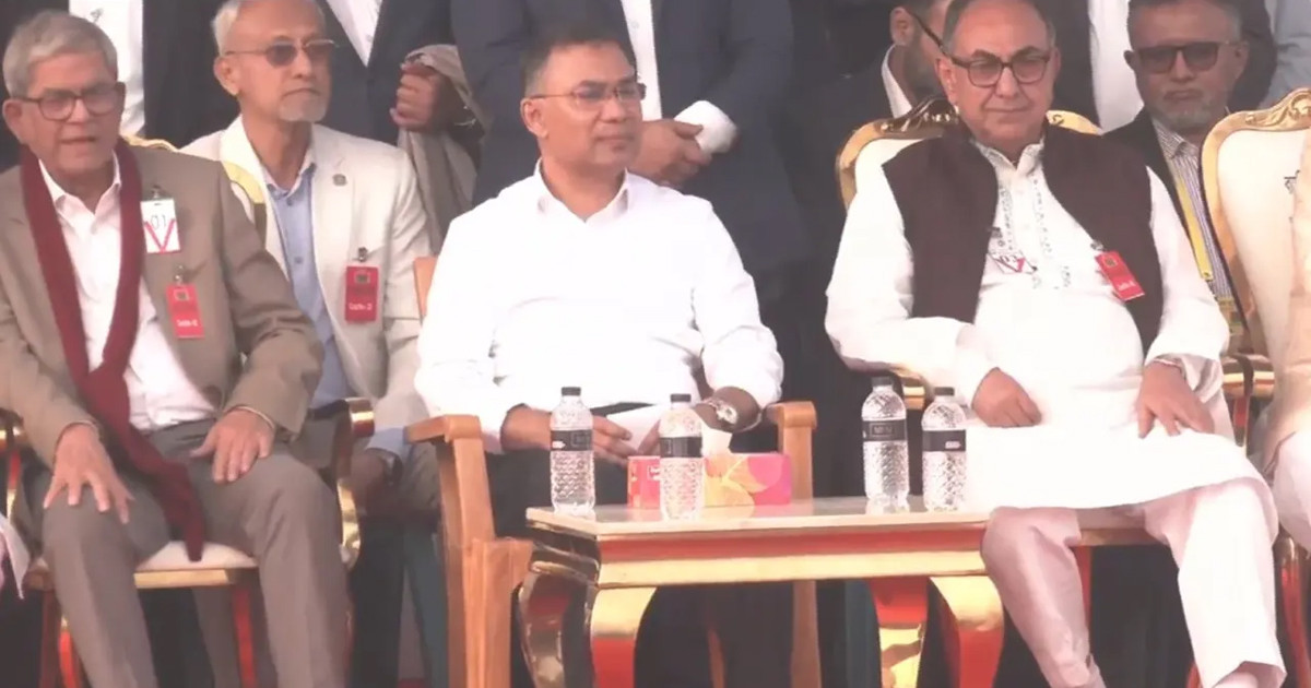 বিশেষ চেয়ার সরিয়ে সাধারণ চেয়ারে বসলেন তারেক রহমান