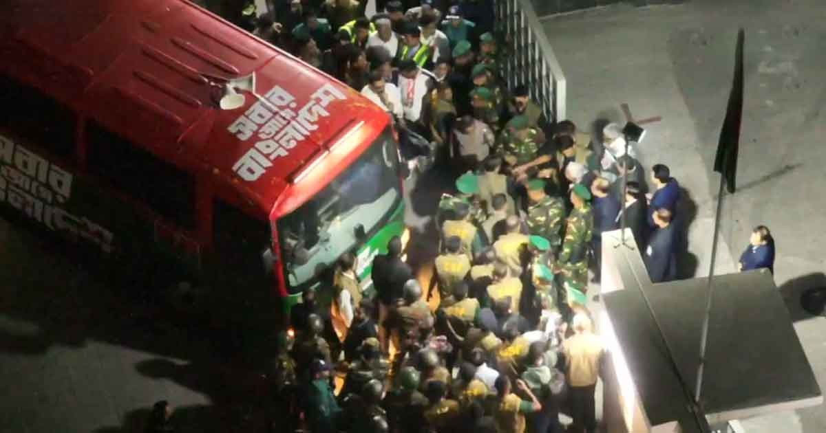 এভারকেয়ার হাসপাতালে মায়ের কাছে তারেক রহমান