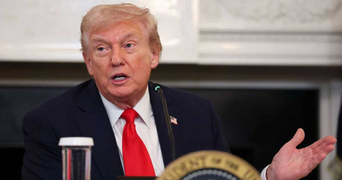 অভিবাসীদের টোপ দিলেন ট্রাম্প