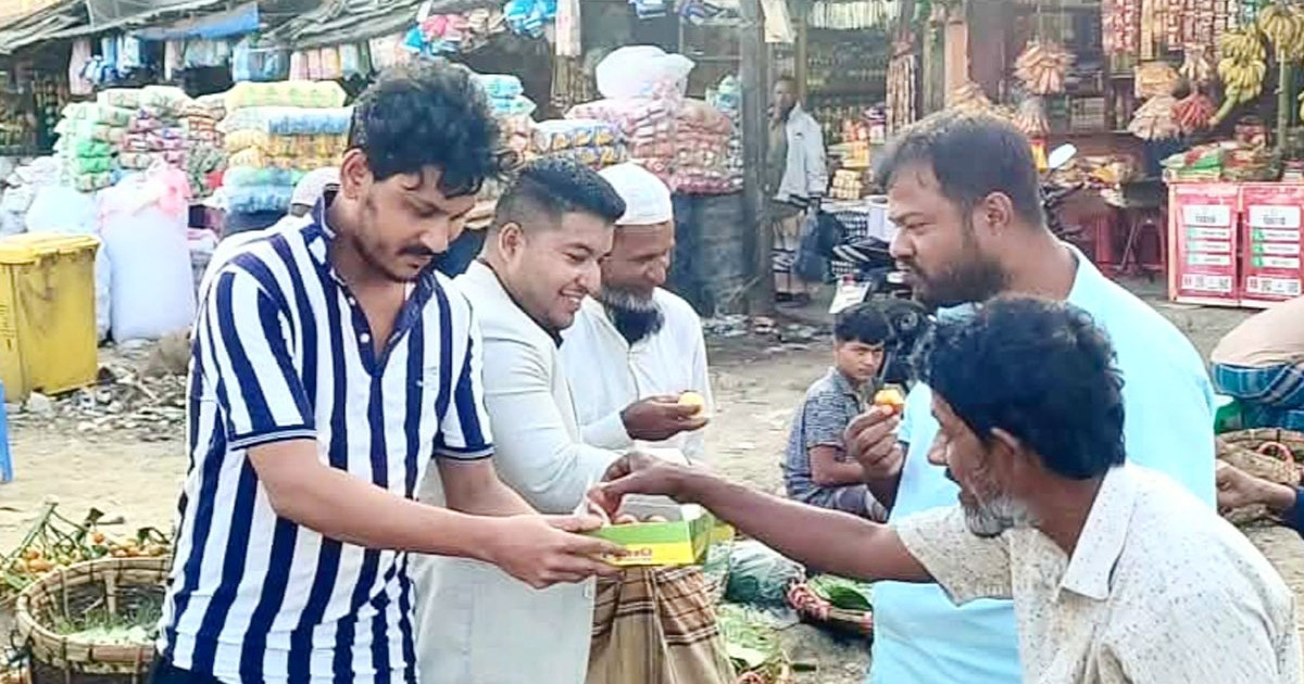 দেশ ফিরলেন তারেক রহমান, ১ মণ মিষ্টি খাওয়ালেন ছাত্রদল নেতা