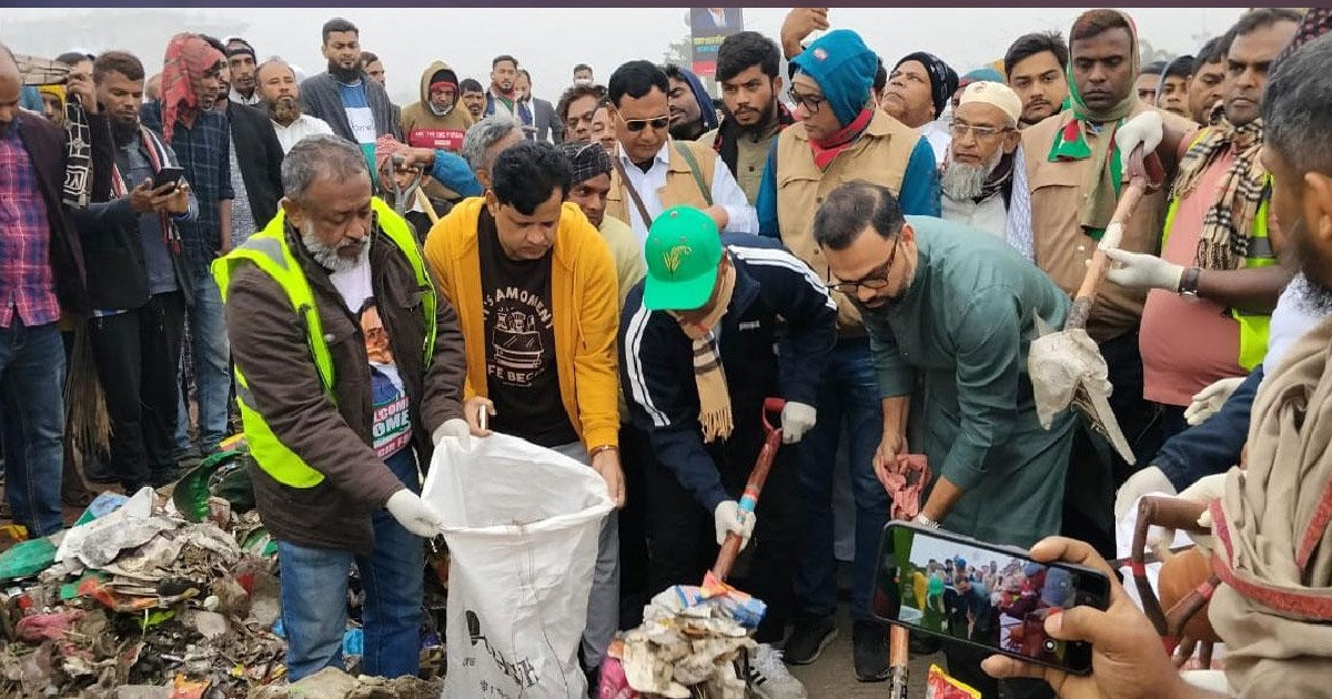 ৩০০ ফিট থেকে বর্জ্য অপসারণ করছে বিএনপি