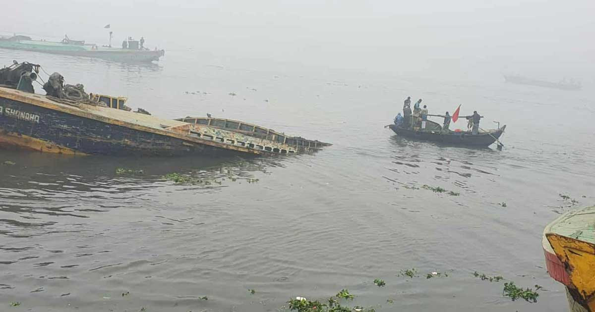 নারায়ণগঞ্জে যাত্রীবাহী লঞ্চের ধাক্কায় বাল্কহেড ডুবে দুই শ্রমিক নিখোঁজ
