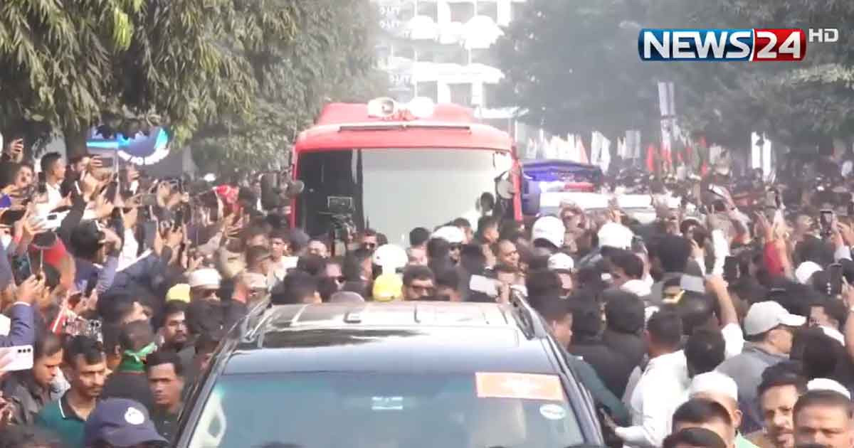 জাতীয় স্মৃতিসৌধের পথে তারেক রহমান