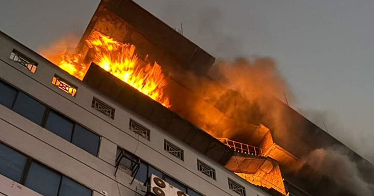 গুলিস্তানের খদ্দর মার্কেটে আগুন, নিয়ন্ত্রণে ৬ ইউনিট