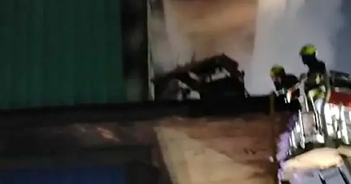 গুলিস্তানে খদ্দর বাজার শপিং কমপ্লেক্সের আগুন নিয়ন্ত্রণে