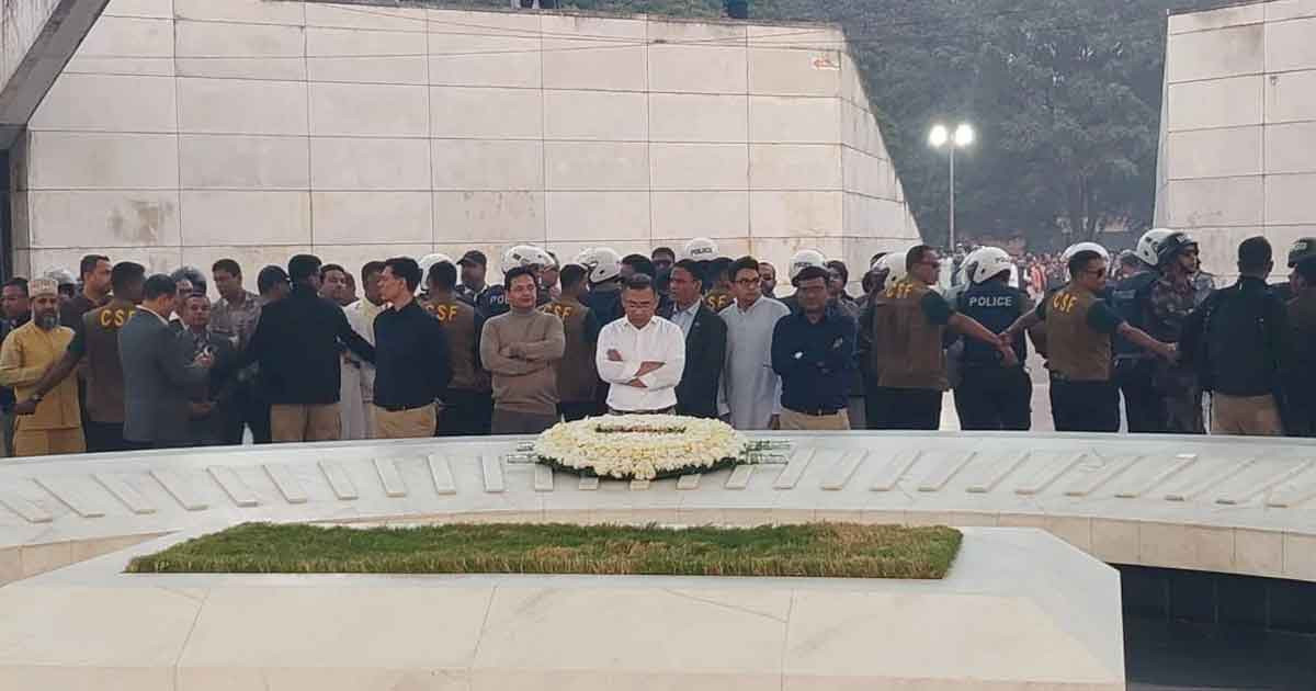 বাবার কবর জিয়ারত শেষে নীরবে দাঁড়িয়ে থাকেন তারেক রহমান