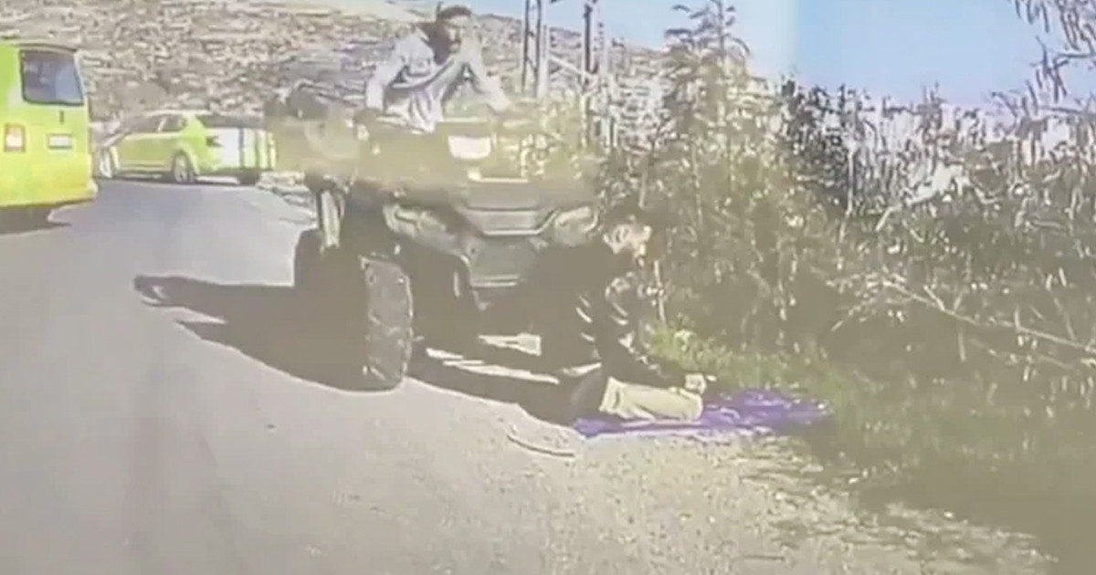 নামাজরত ফিলিস্তিনিকে গাড়ি চাপা দিলেন ইসরায়েলি সৈন্য (ভিডিও)