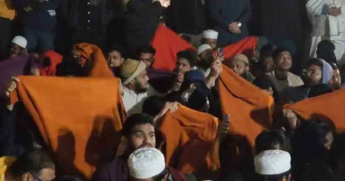 শীতের রাতে শাহবাগে আন্দোলনকারীদের কম্বল দিলো ইনকিলাব মঞ্চ