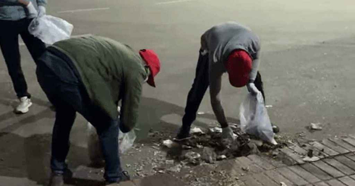 রাতেই জাতীয় স্মৃতিসৌধ পরিষ্কার করলেন বিএনপি নেতাকর্মীরা