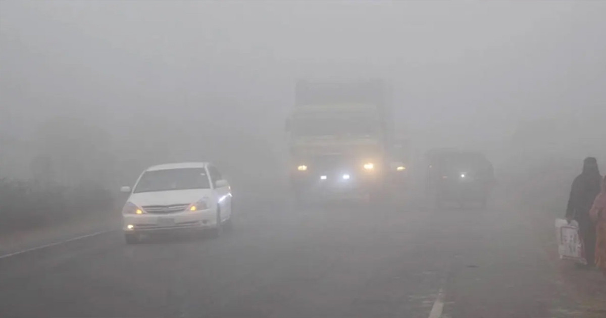 কুয়াশার চাদরে রাজধানী