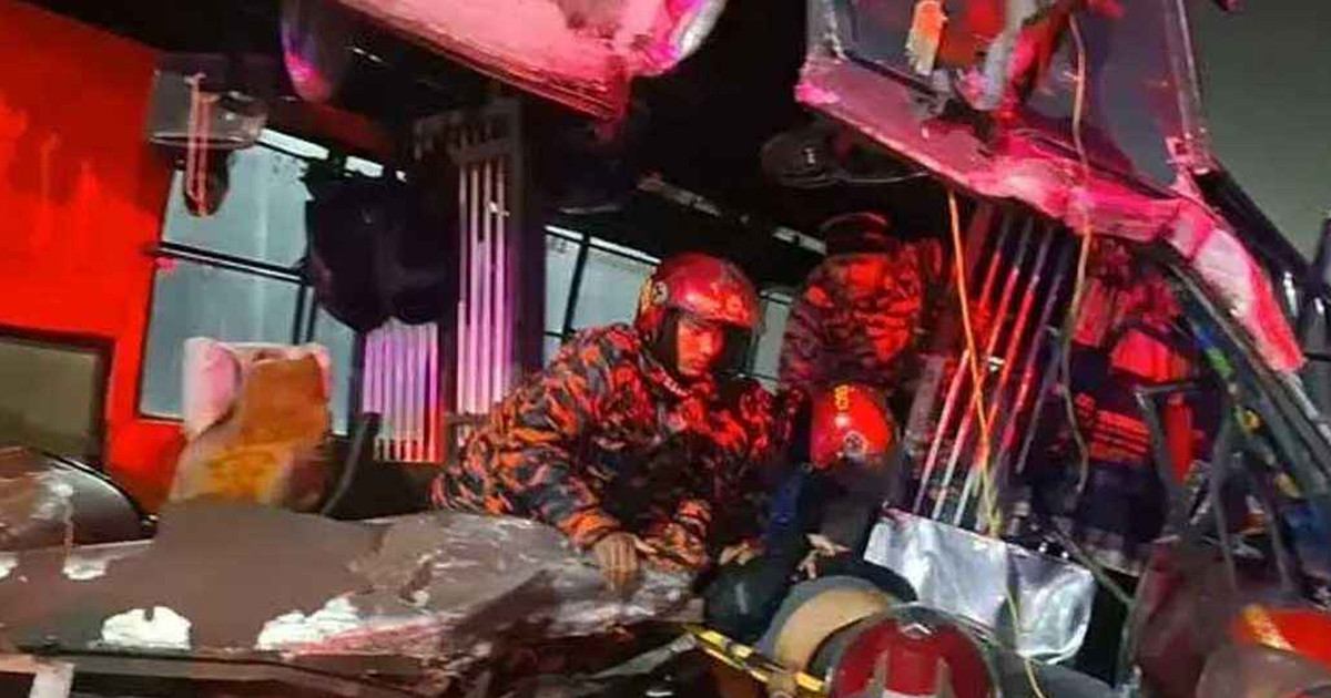 এক্সপ্রেসওয়েতে বাস-ট্রাকের সংঘর্ষ, আহত ১০