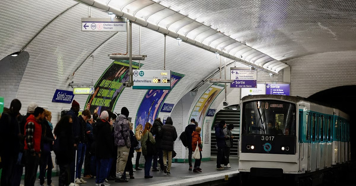 প্যারিস মেট্রোতে ছুরিকাঘাতের ঘটনায় গ্রেপ্তার ১