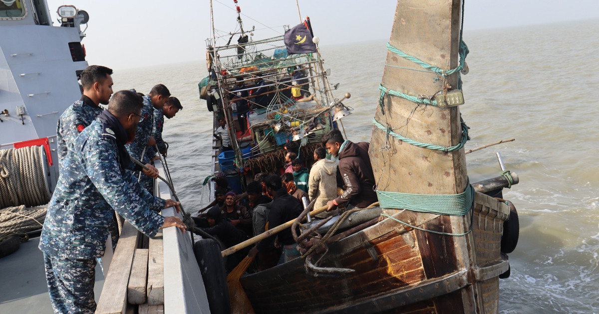 মিয়ানমারে ডিজেল ও সিমেন্ট পাচারকালে বোটসহ ১১ জন আটক