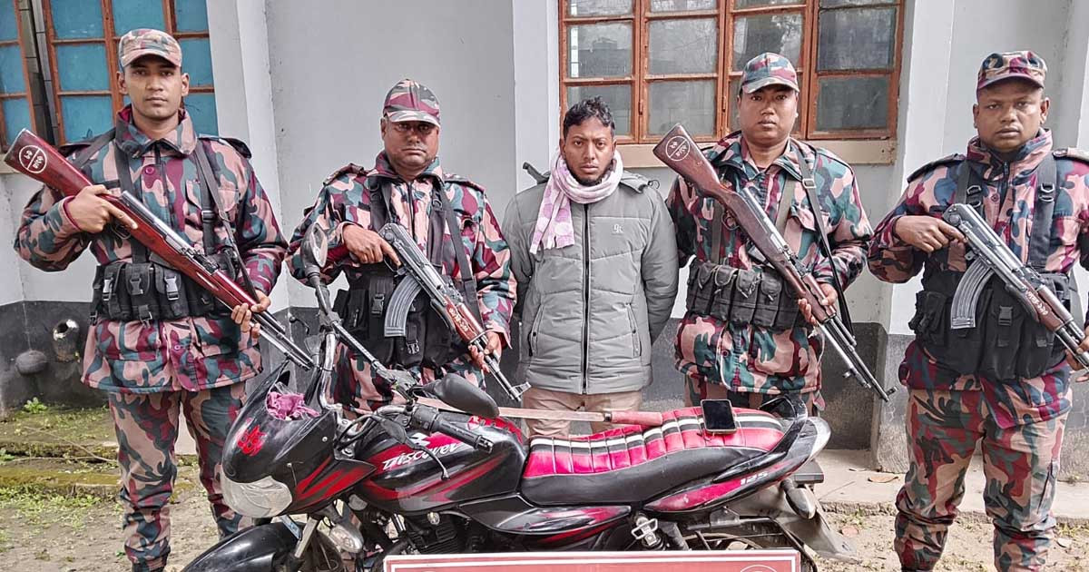 সীমান্তে অস্ত্রসহ সাবেক শিবির নেতা আটক