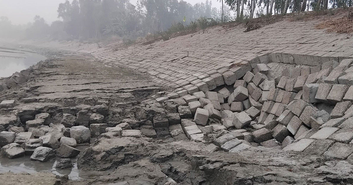 যমুনার তীর সংরক্ষণ বাঁধে ধস, আতঙ্কে এলাকাবাসী