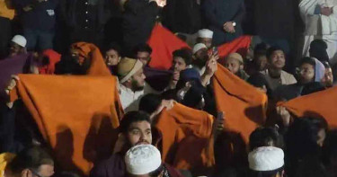 শীতের রাতে শাহবাগে আন্দোলনকারীদের কম্বল দিলো ইনকিলাব মঞ্চ