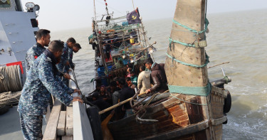 মিয়ানমারে ডিজেল ও সিমেন্ট পাচারকালে বোটসহ ১১ জন আটক