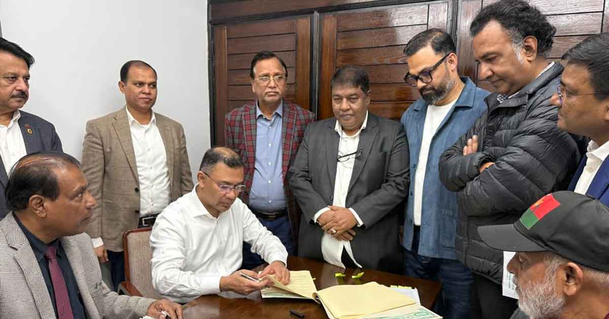 ঢাকা-১৭ ও বগুড়া-৬ আসনের প্রার্থী হিসেবে মনোনয়নপত্রে স্বাক্ষর তারেক রহমানের