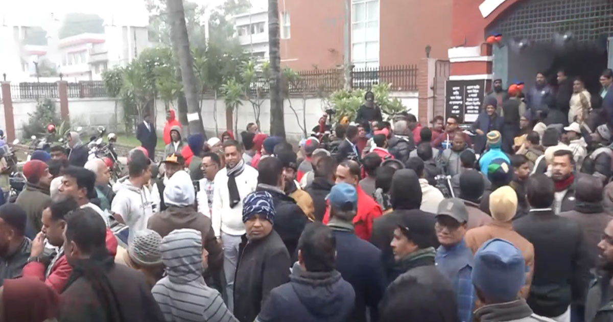 মনোনয়নপত্র দাখিলের শেষ দিনে রিটার্নিং কর্মকর্তার কার্যালয়ে প্রার্থী ও সমর্থকদের ভিড়