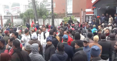 মনোনয়নপত্র দাখিলের শেষ দিনে রিটার্নিং কর্মকর্তার কার্যালয়ে প্রার্থী ও সমর্থকদের ভিড়