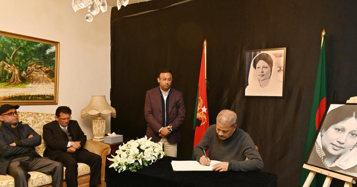 তিন উপদেষ্টার শোকবইয়ে স্বাক্ষর