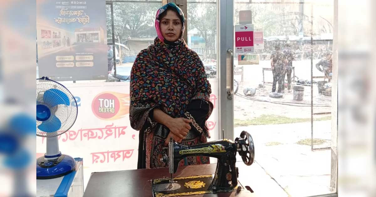 বসুন্ধরা শুভসংঘের সেলাই মেশিন পেয়ে আবেগাপ্লুত অসহায় নারী