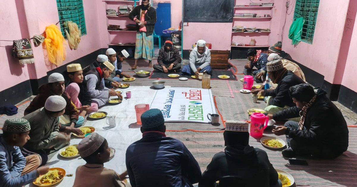 ক্ষেতলালে এতিম শিশুদের একবেলা খাবারের আয়োজন করলো বসুন্ধরা শুভসংঘ