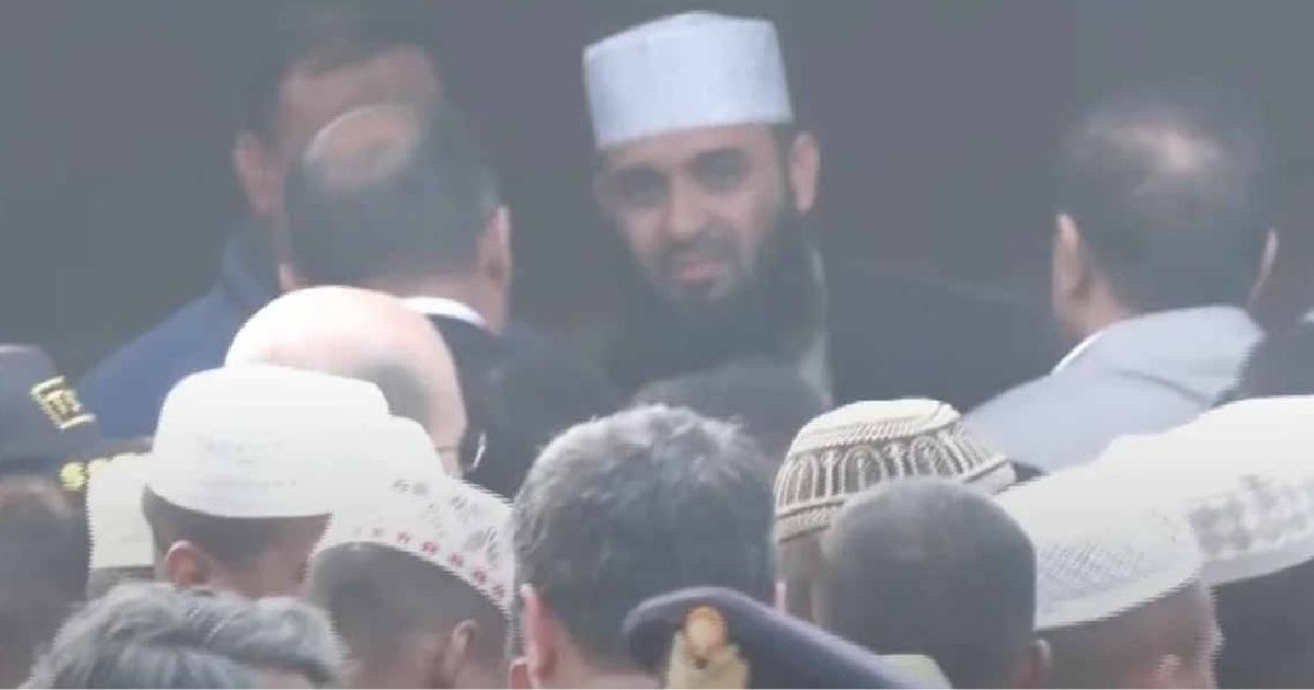 বেগম খালেদা জিয়ার কফিন কাঁধে তুলে নিলেন মিজানুর রহমান আজহারী