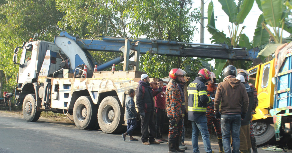 রাজবাড়ীতে ট্রাকের নিচে চাপা পড়ে যুবকের মৃত্যু, আহত ৭