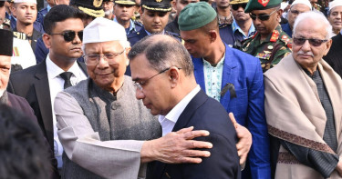 তারেক রহমানকে বুকে টেনে নিলেন প্রধান উপদেষ্টা, দিলেন সান্ত্বনা