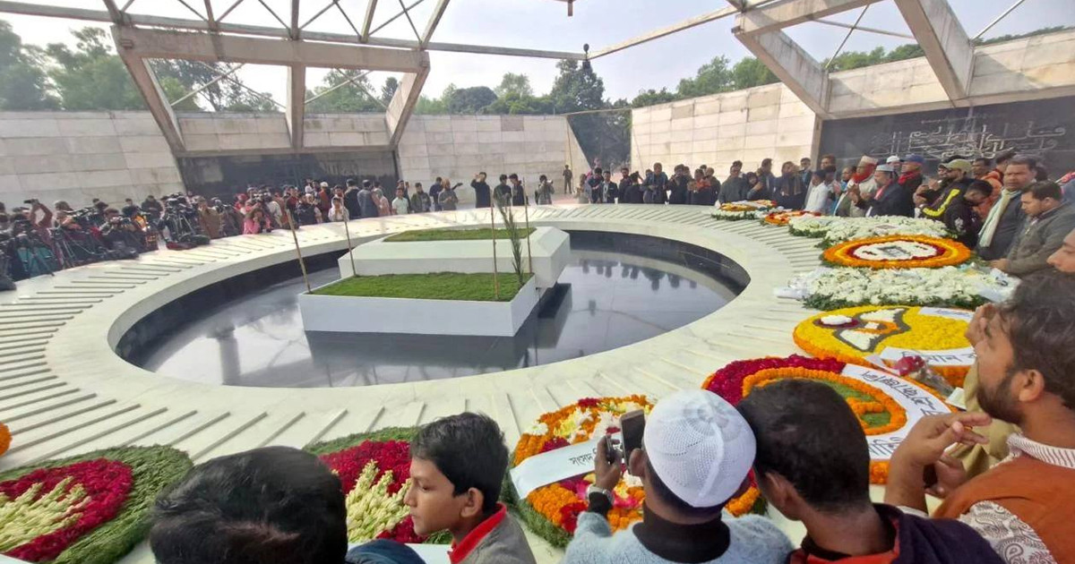 বছরের শুরুতে বেগম খালেদা জিয়ার কবরে নেতাকর্মী ও জনসাধারনের শ্রদ্ধা