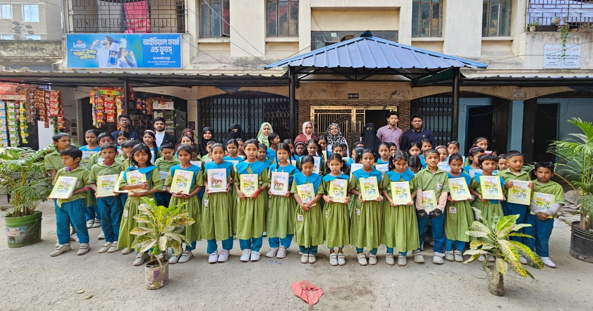 দুর্গম চর আগস্তি বসুন্ধরা শুভসংঘ স্কুলের শিক্ষার্থীদের হাতে নতুন বই