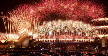 বিশ্বজুড়ে বর্ণিল আলোয় নতুন বর্ষ বরণ