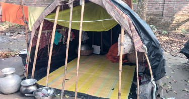 তীব্র শীতে মানবেতর জীবনযাপন বেঁদে পল্লীর বাসিন্দাদের