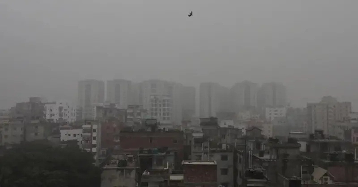 কুয়াশায় ডেকে গেছে রাজধানী, শীতে বিপর্যস্ত জনজীবন