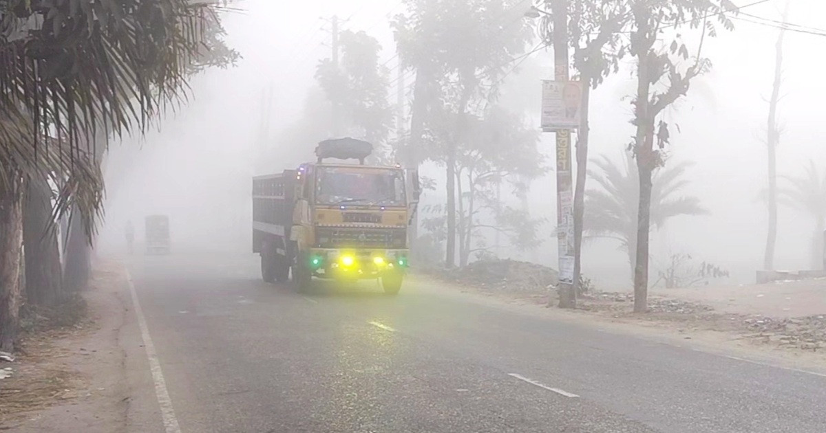 ঘন কুয়াশায় ঢেকে গেছে পিরোজপুর, জনজীবন বিপর্যস্ত